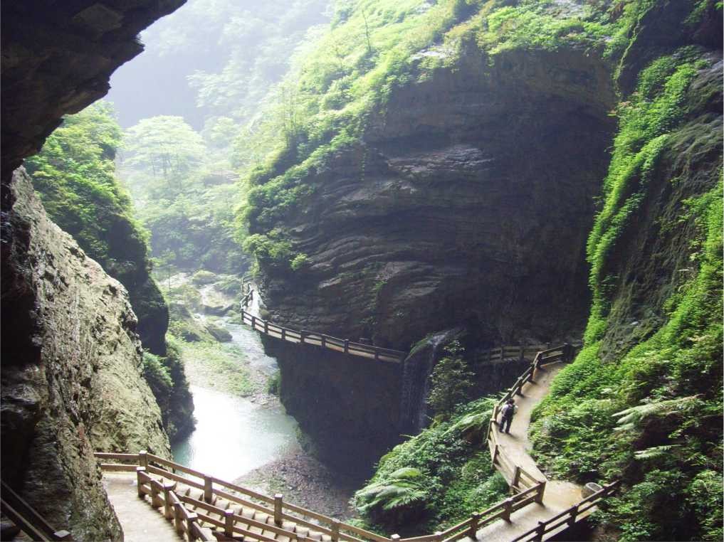 天生三桥龙水峡地缝